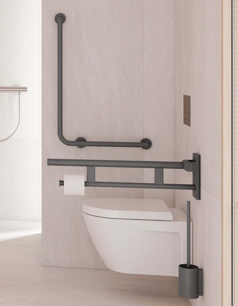 Barrier-free bathroom with washbasin, shower area and WC